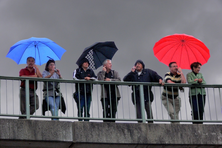 Zuschauer im Regen