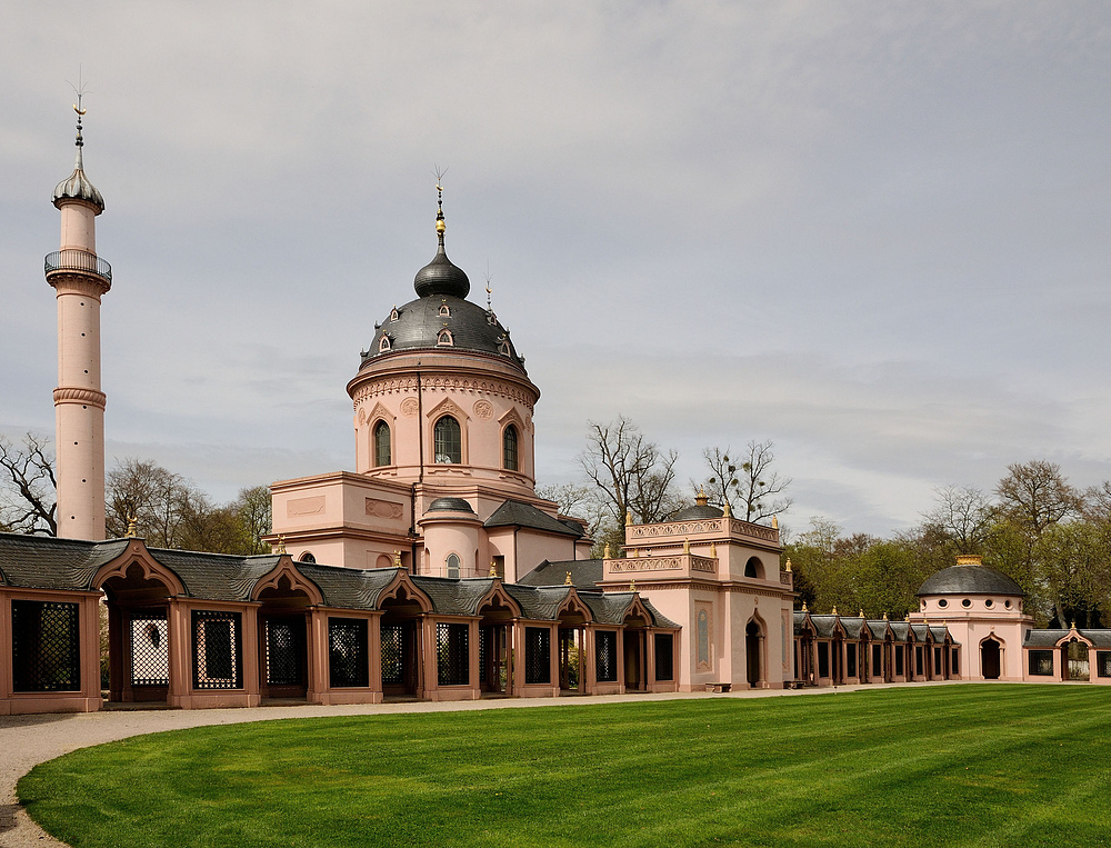 Zwar sieht sie einer Moschee ähnlich, weicht aber in mancher Hinsicht von einer „echten“ ab.