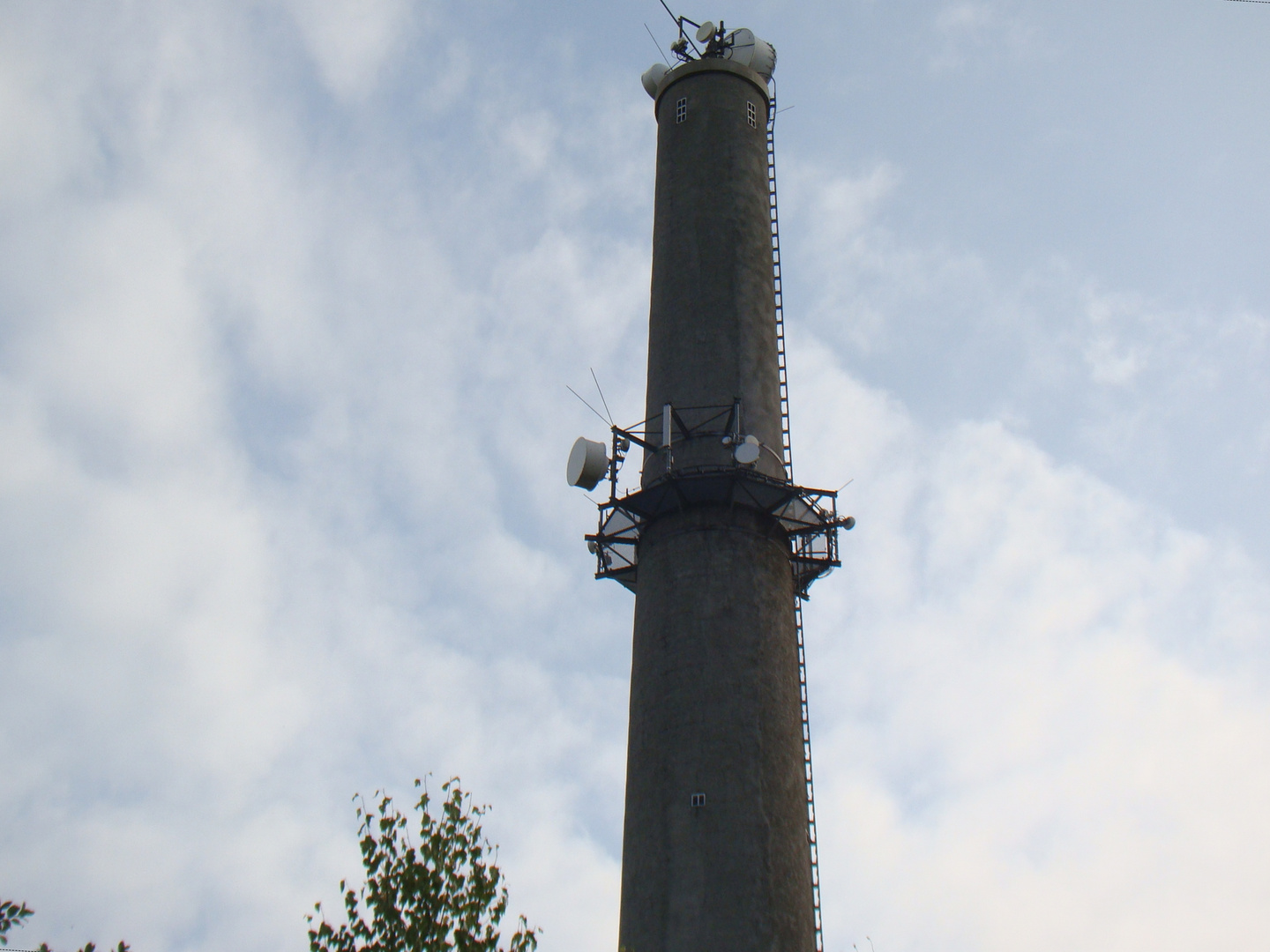 Zweckentfremdeter Fabrikschornstein