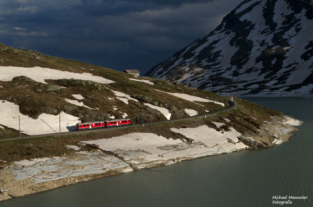 Zwei 50er-Triebwagen am Lago Bianco