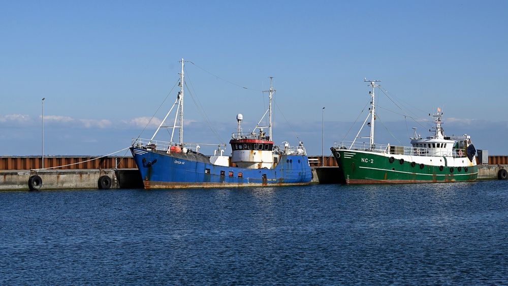 Zwei ältere Fischkutter/Trawler im Hafen von Thyborøn (Midtjylland, DK)