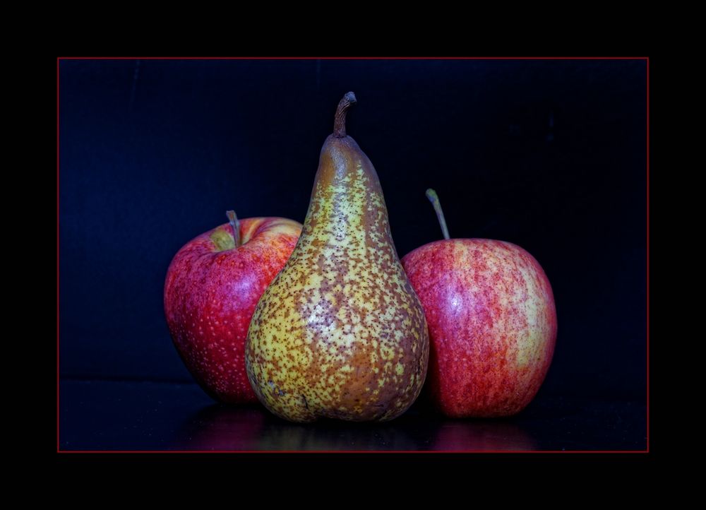 zwei Äpfel und eine Birne