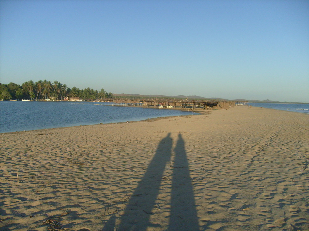 Zwei allein am Strand