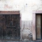 Zwei alte Eingänge in Italien