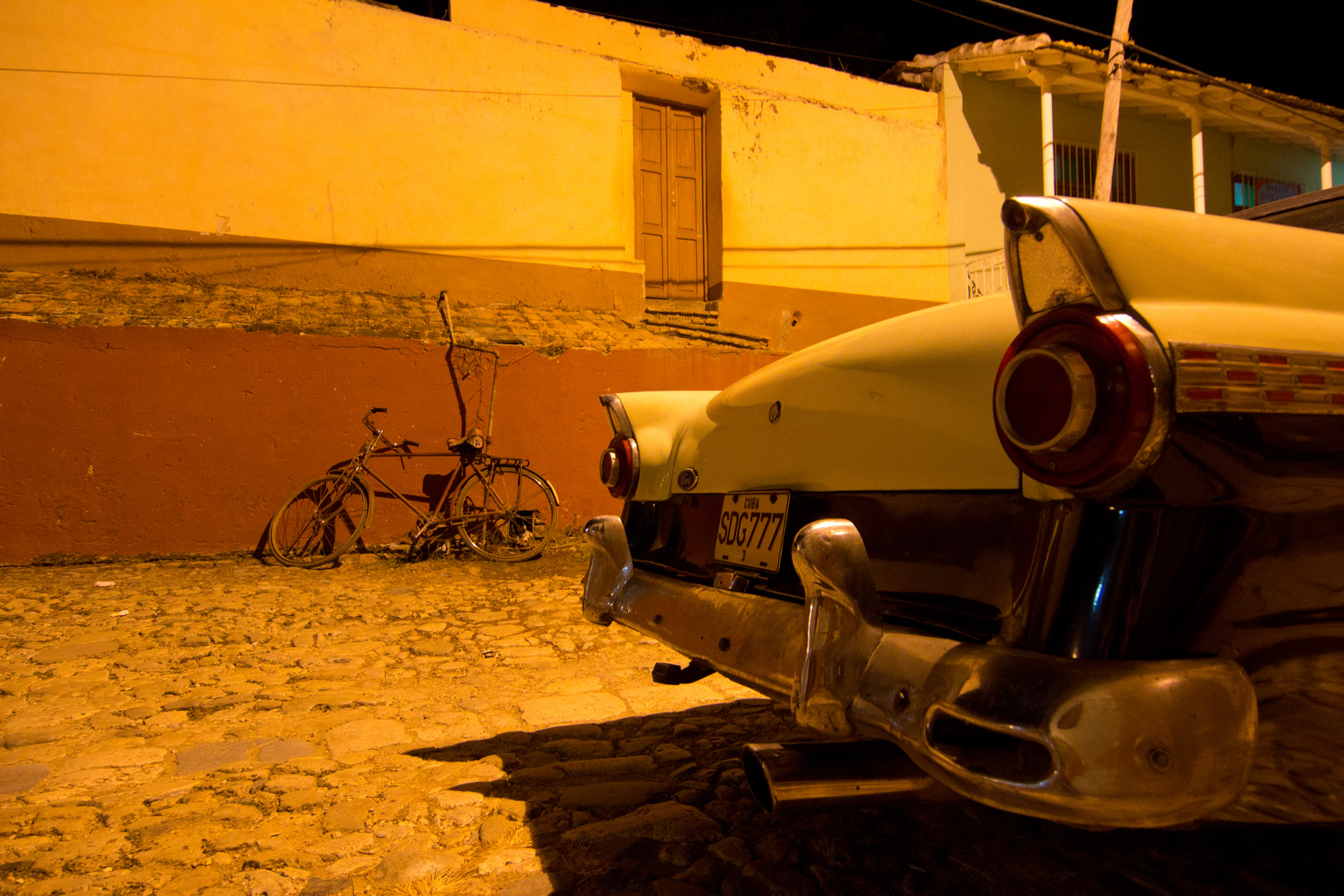 Zwei alte Fahrzeuge - Trinidad de Cuba