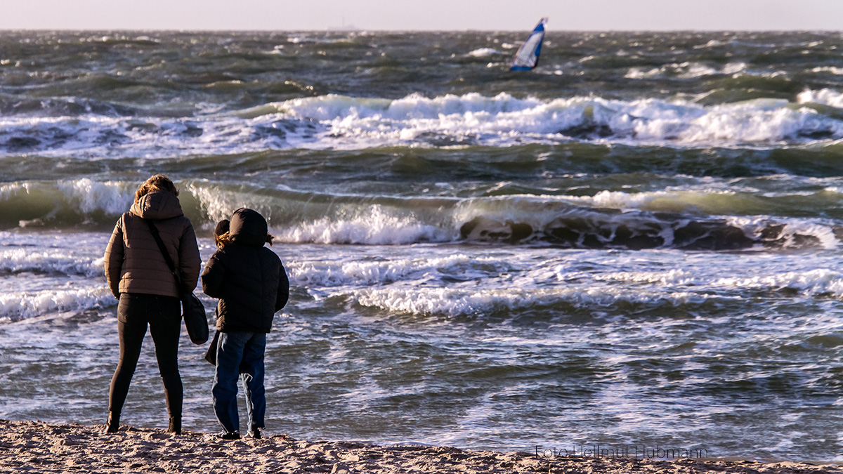 ZWEI AM MEER UND EINER DRAUF