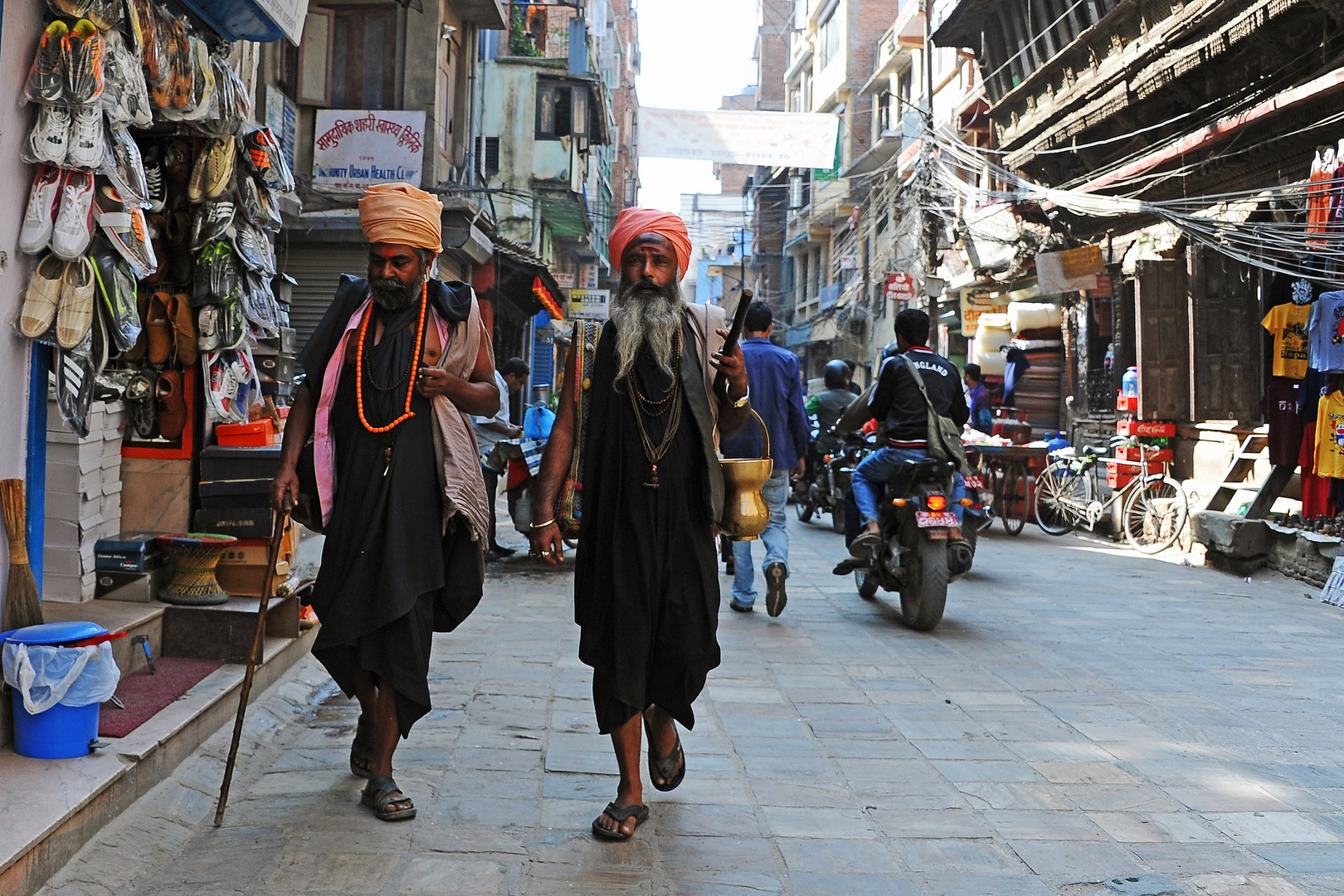 Zwei am Weg zur Arbeit in Kathmandu