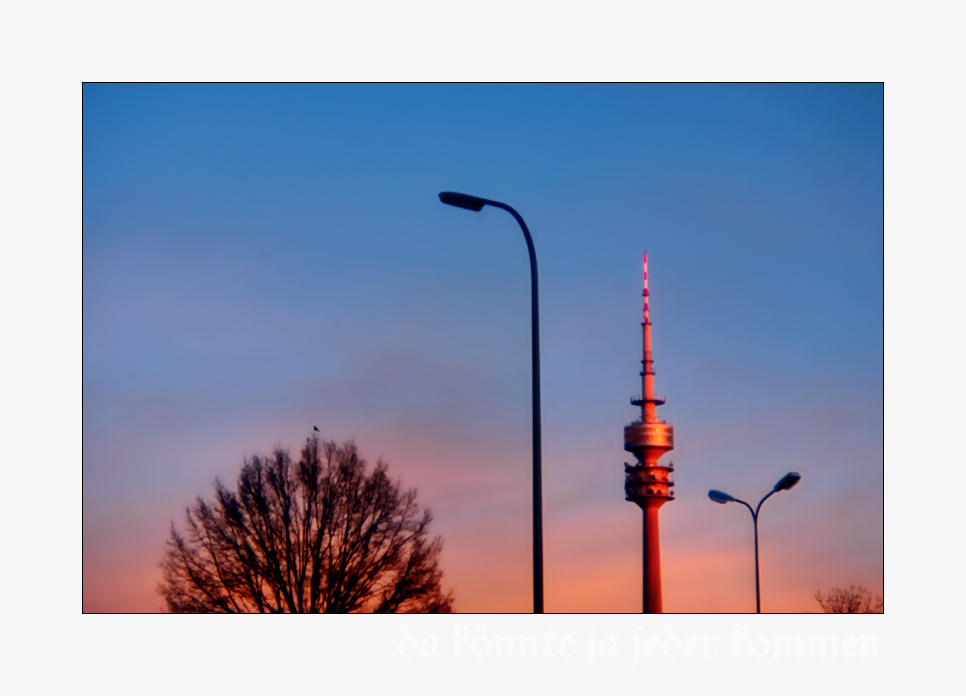 Zwei angeschnittene Bäume, zwei Laternen, ein Olympiaturm, ein Fogi im goldenen Schnitt, unscharf...