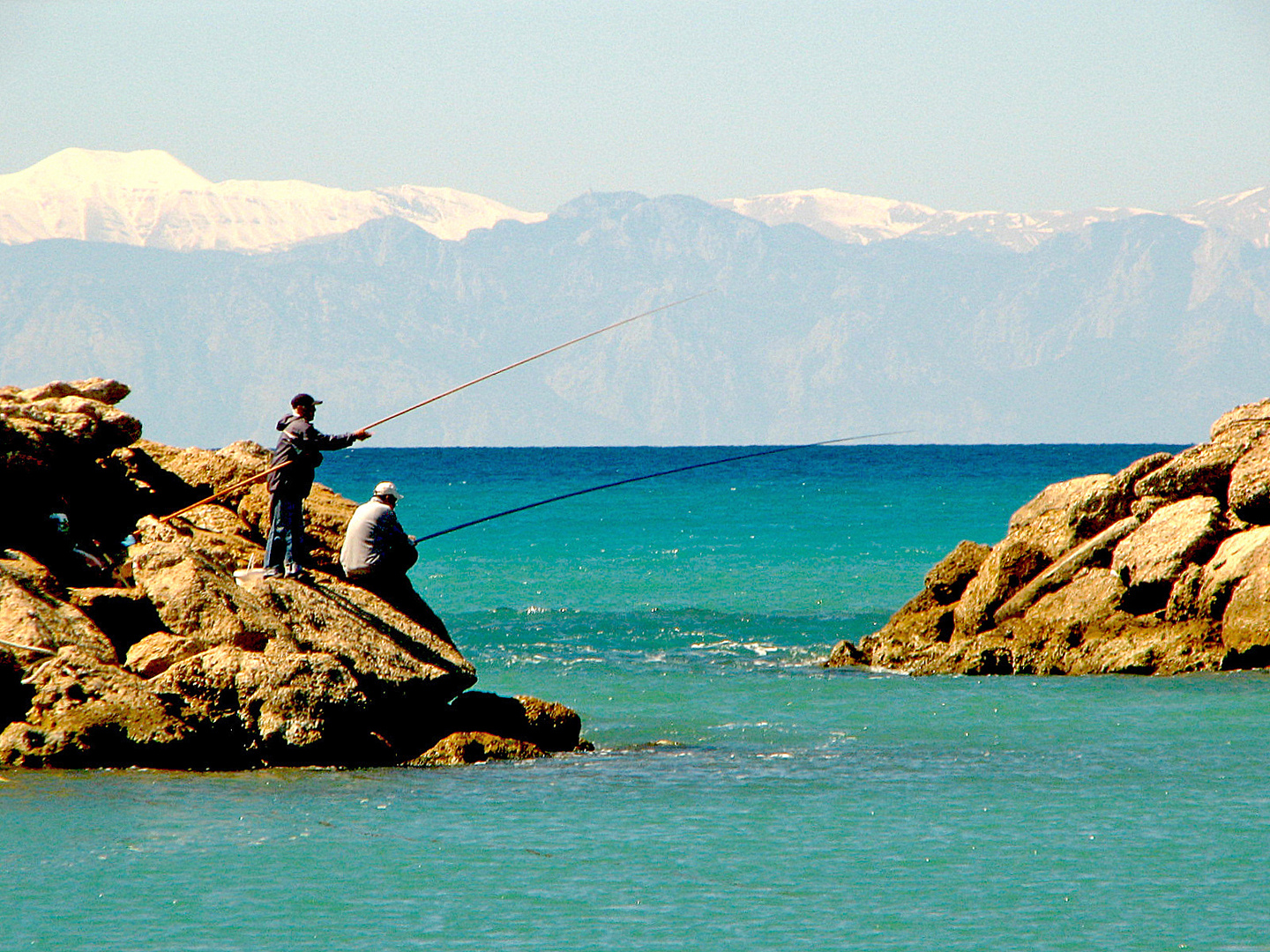 Zwei Angler auf Fische wartend im März 2008 in Side in der Türkei