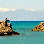 Zwei Angler auf Fische wartend im März 2008 in Side in der Türkei