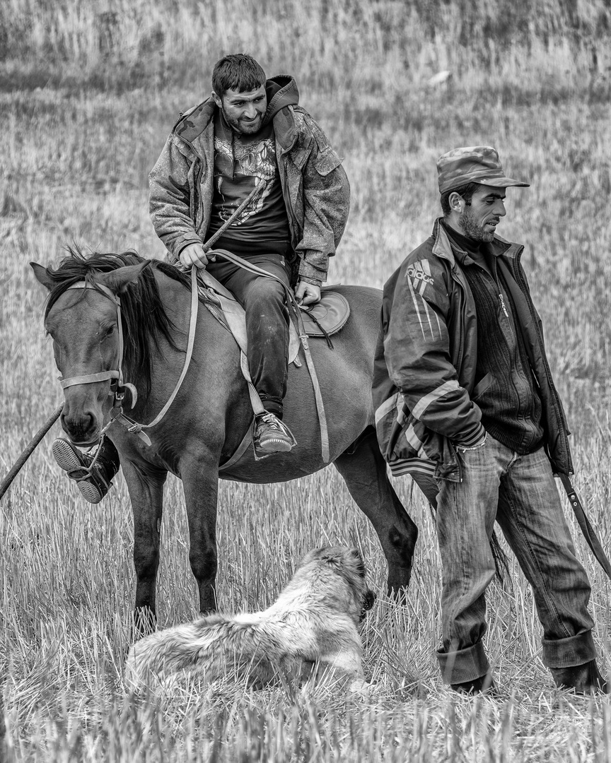 Zwei armenische Hirten und einer ihrer Hunde / Two Armenian shepherds and one of their dogs