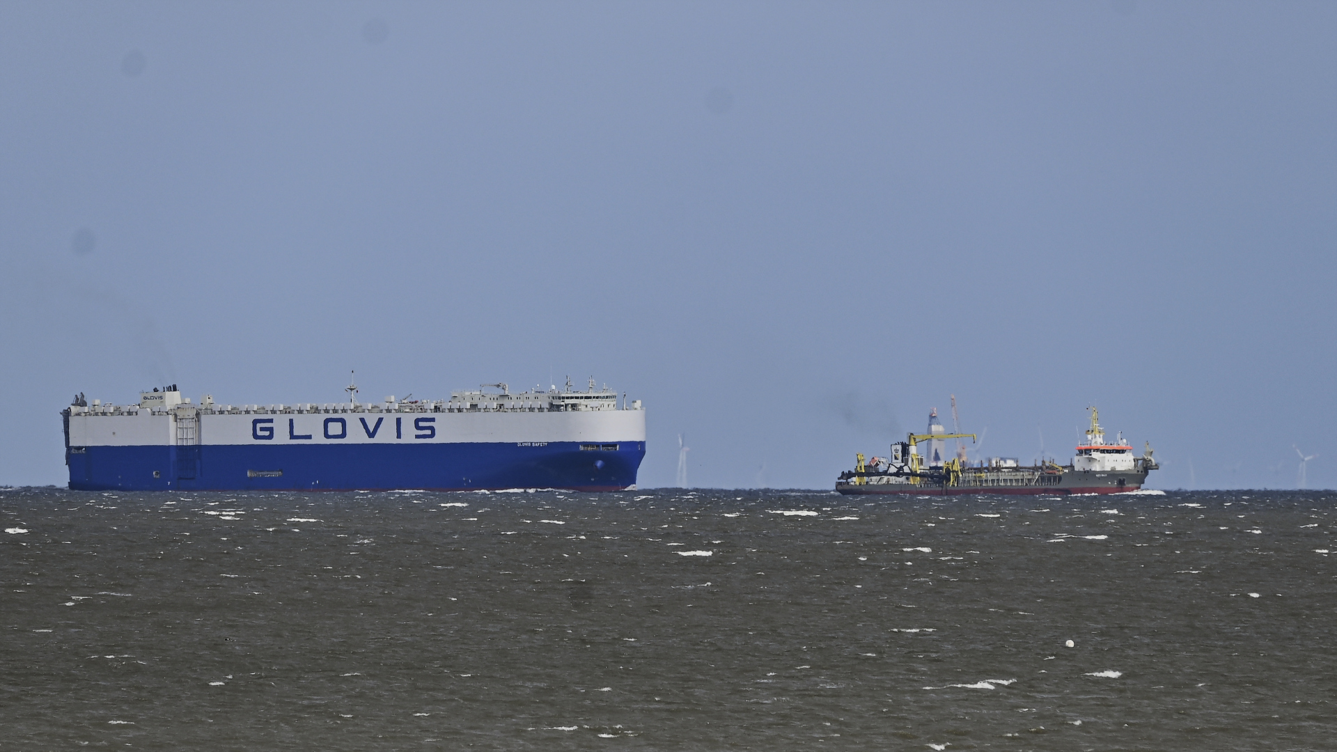 Zwei auf einen Streich: Autotransporter verfolgt Baggerschiff auf der Aussenelbe