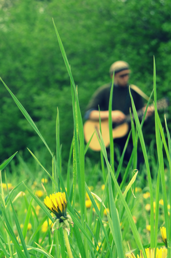 Zwei Augen schau’n tief mir ins Herze hinein, so kann nur Frühling sein.