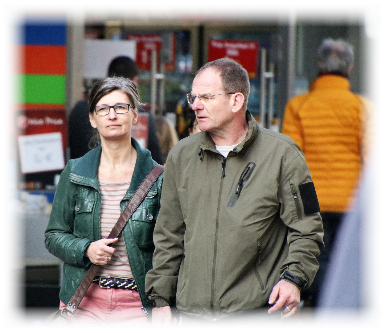 Zwei bei einem Spaziergang in der Stadt.