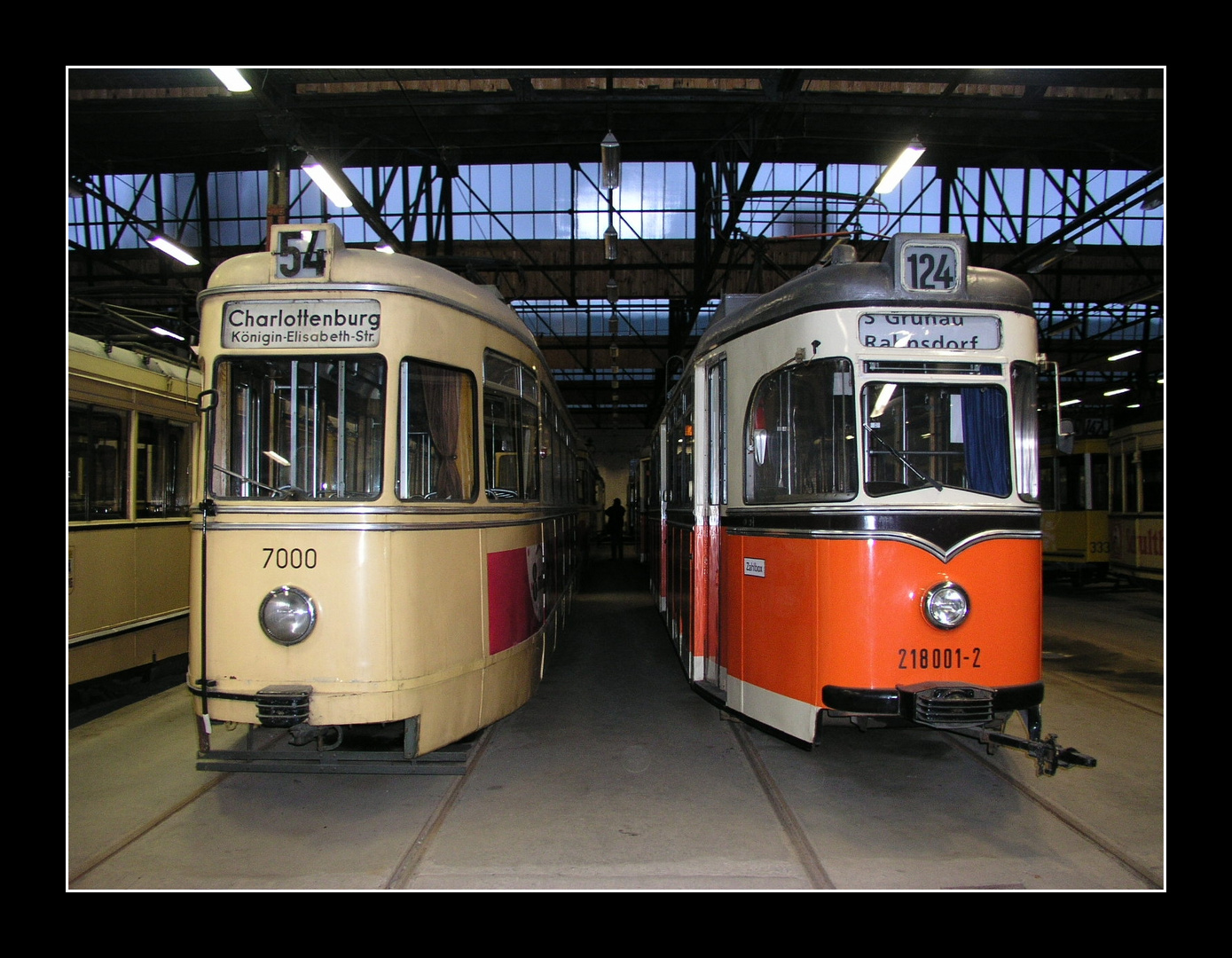 Zwei Berliner Großraumwagen