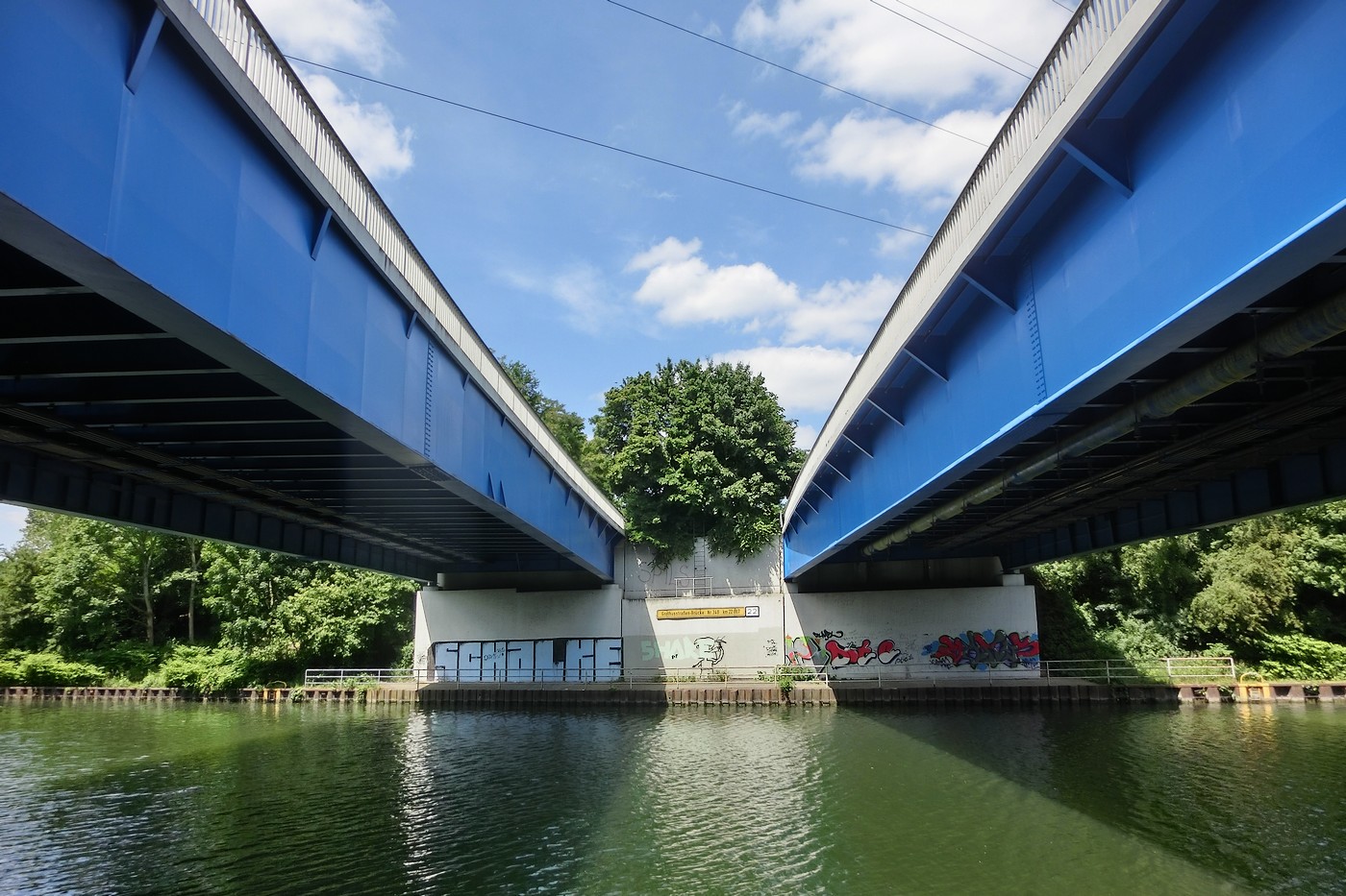 Zwei blaue Brücken