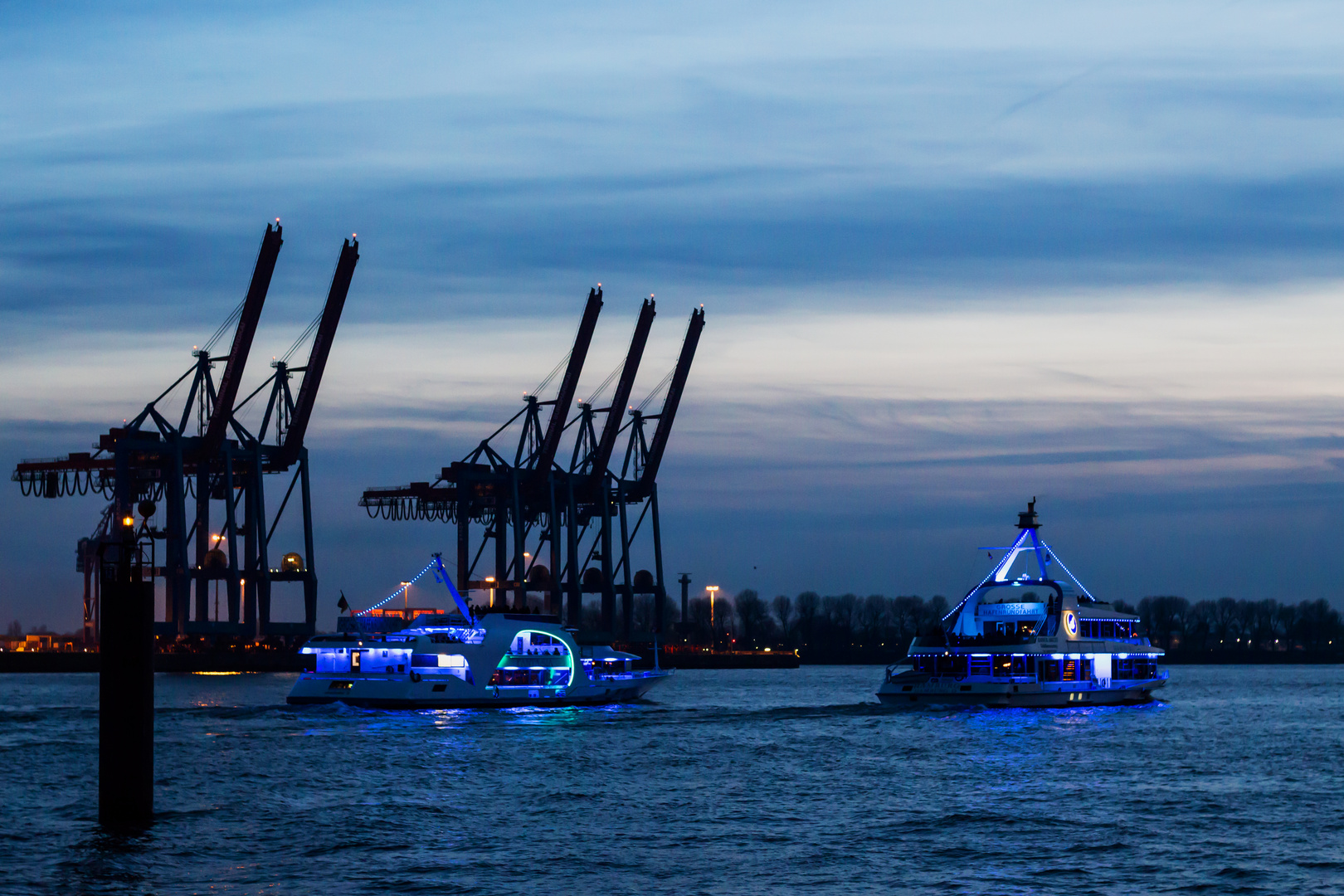 zwei blaue Schiffe auf der Elbe