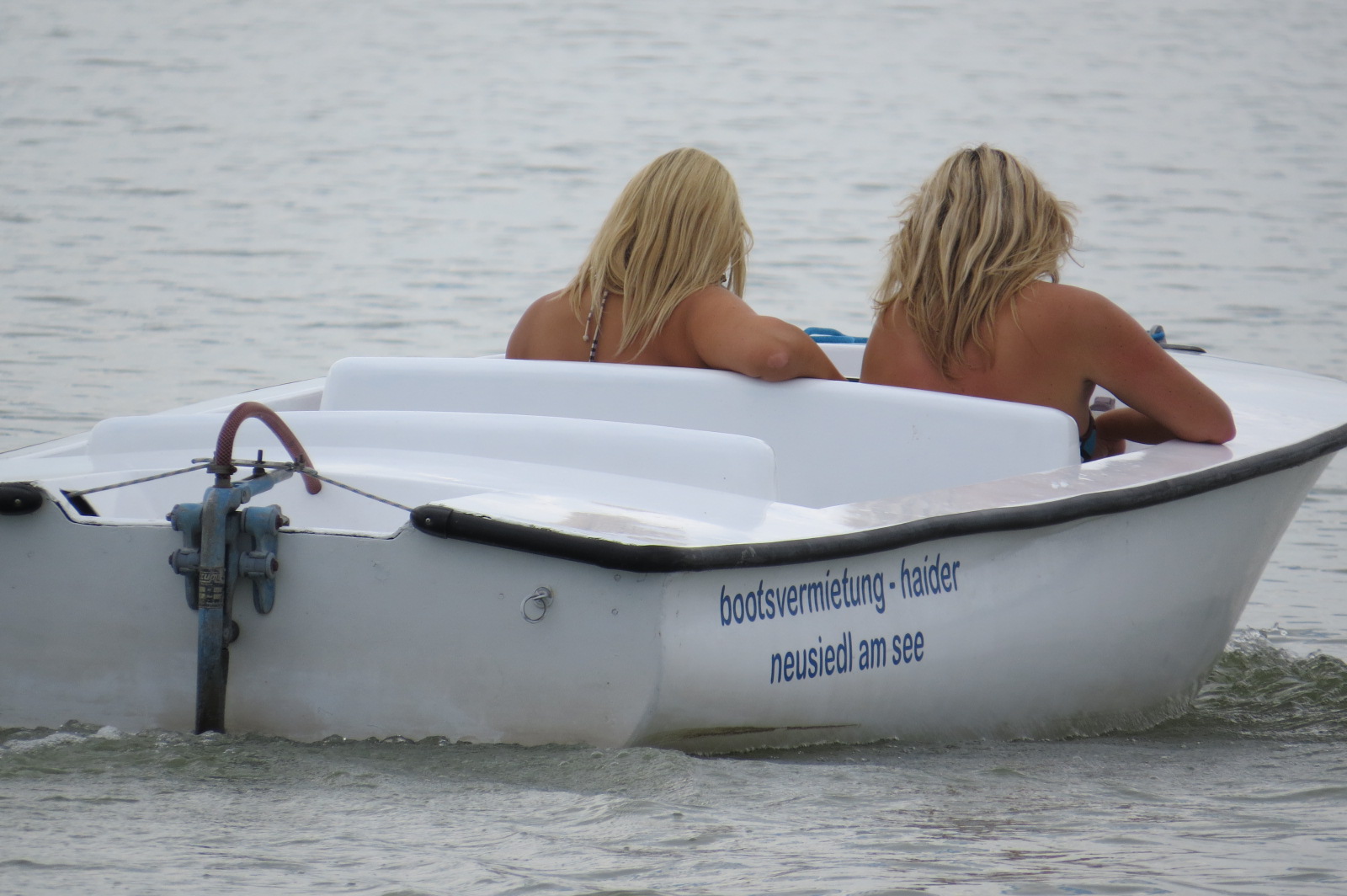 Zwei blonde Nixen im Boot