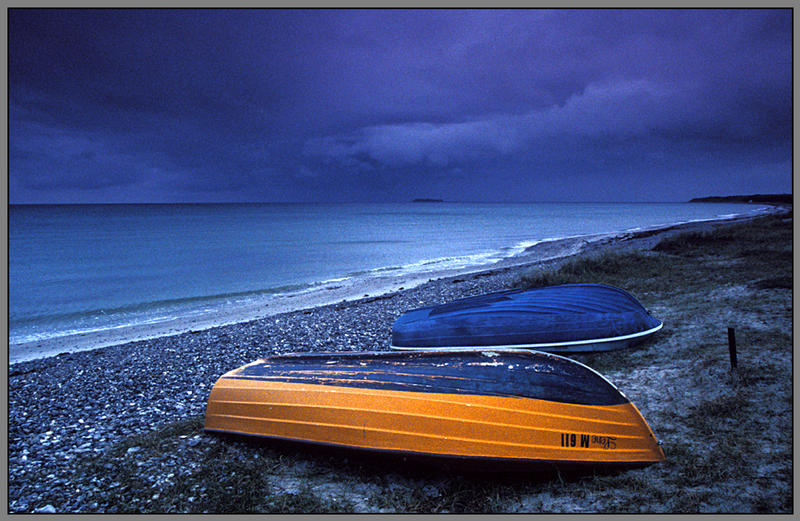 Zwei Boote am Strand