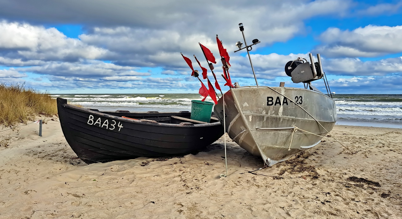 zwei Boote am Strand