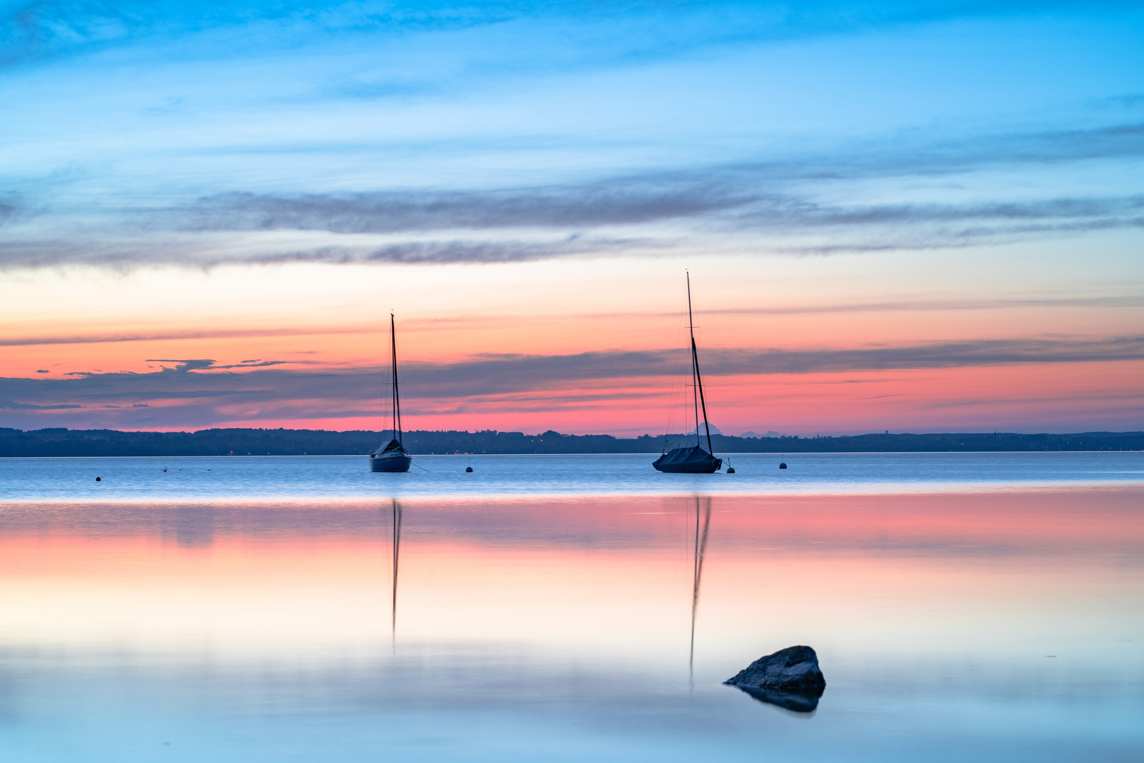 Zwei Boote im Abendrot