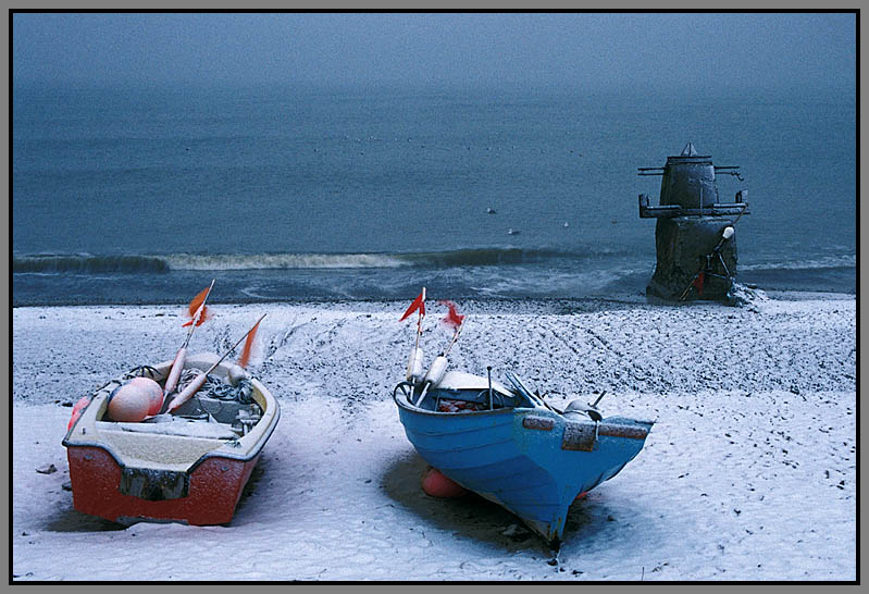 Zwei Boote im Schnee