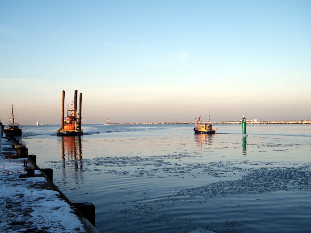 Zwei Boote im Yachthafen