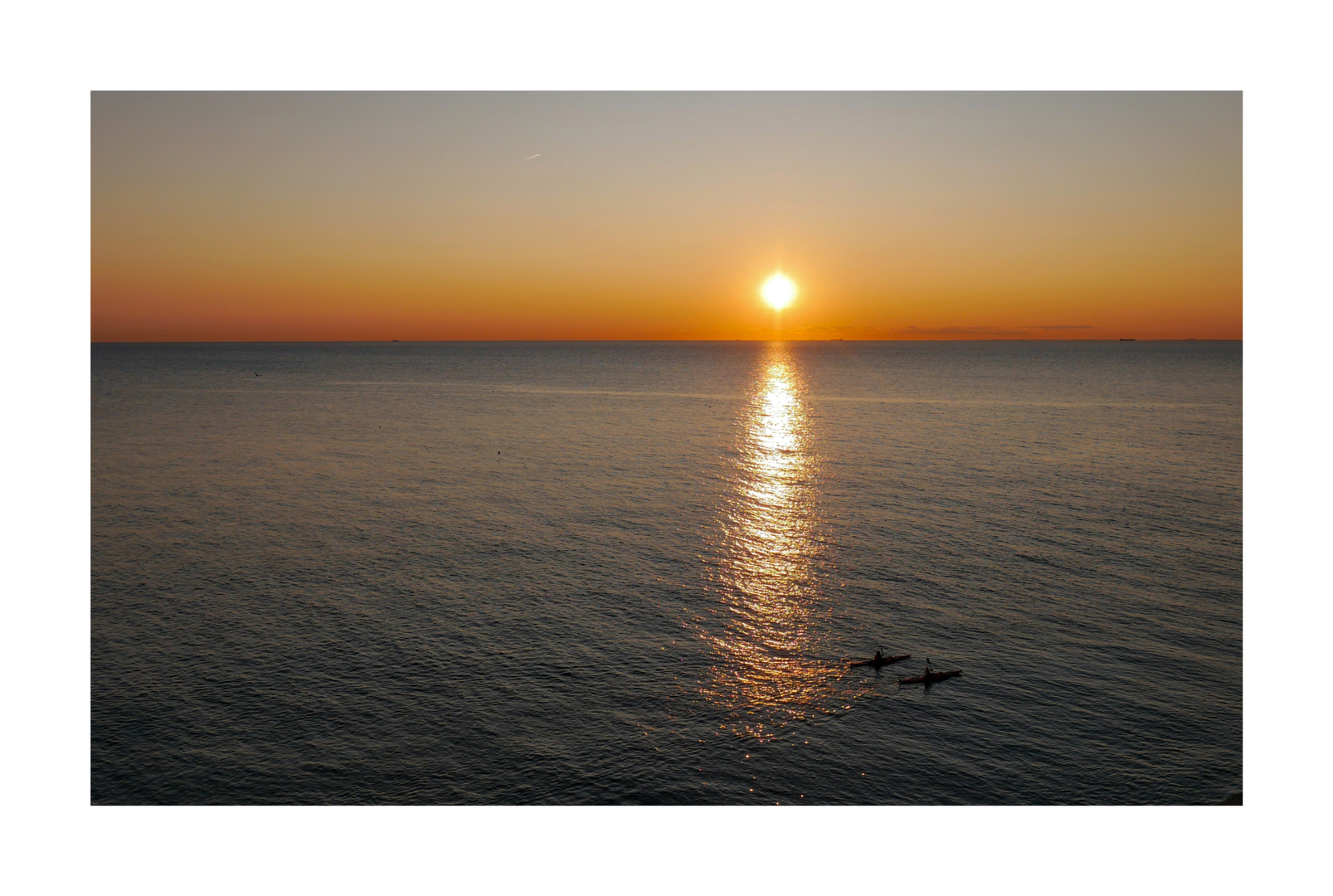 Zwei Boote, spitz, auf Wassergang - umfuhren Sonnenuntergang