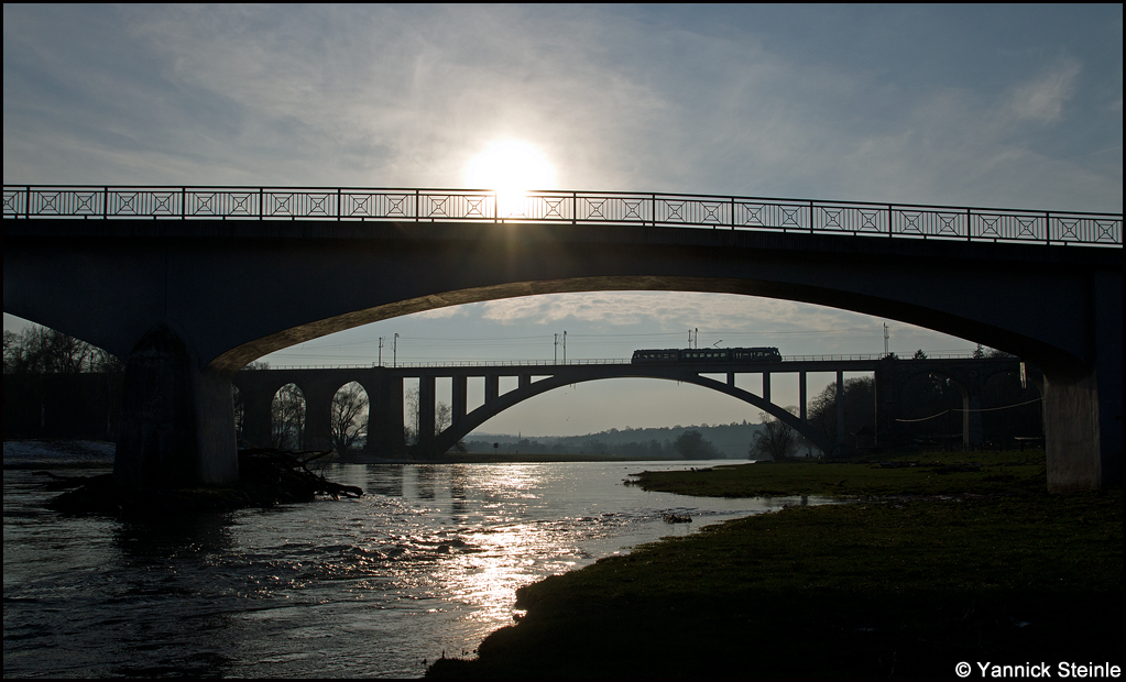 Zwei Brücken im Gegenlicht