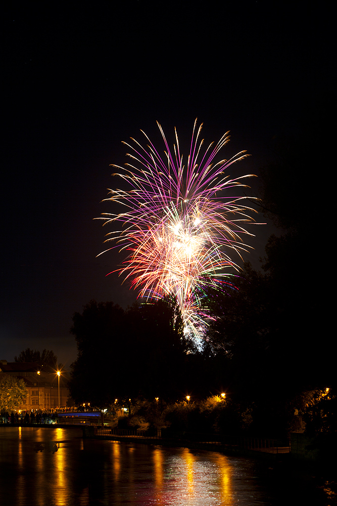 Zwei Brücken mit Feuerwerk