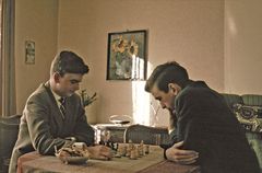 Zwei Brüder beim Schachspiel - wie dazumal