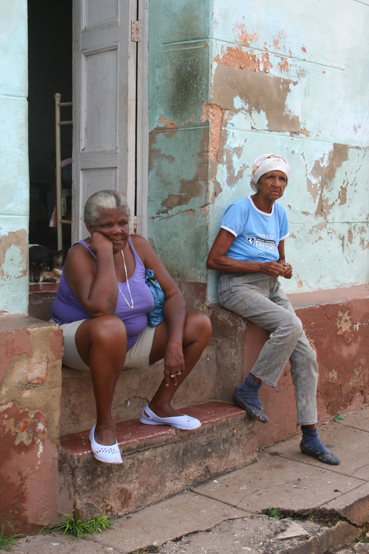 zwei Damen auf dem Tritt - Trinidad/Cuba