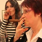 zwei Damen beim Genießen einer Cigarre