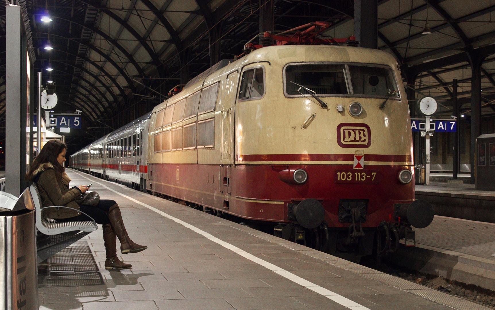 Zwei Damen im Bahnhof Wiesbaden