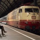 Zwei Damen im Bahnhof Wiesbaden