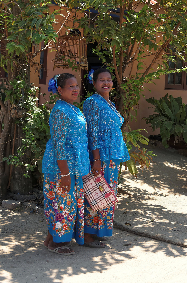 Zwei Damen in Festtracht, Sea Gypsy Village, Insel Sirey, Phuket, März 2013