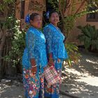 Zwei Damen in Festtracht, Sea Gypsy Village, Insel Sirey, Phuket, März 2013