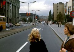 Zwei DDR-Bürgerinnen laufen in meine heimliche Aufnahme vom Bf Friedrichstr.