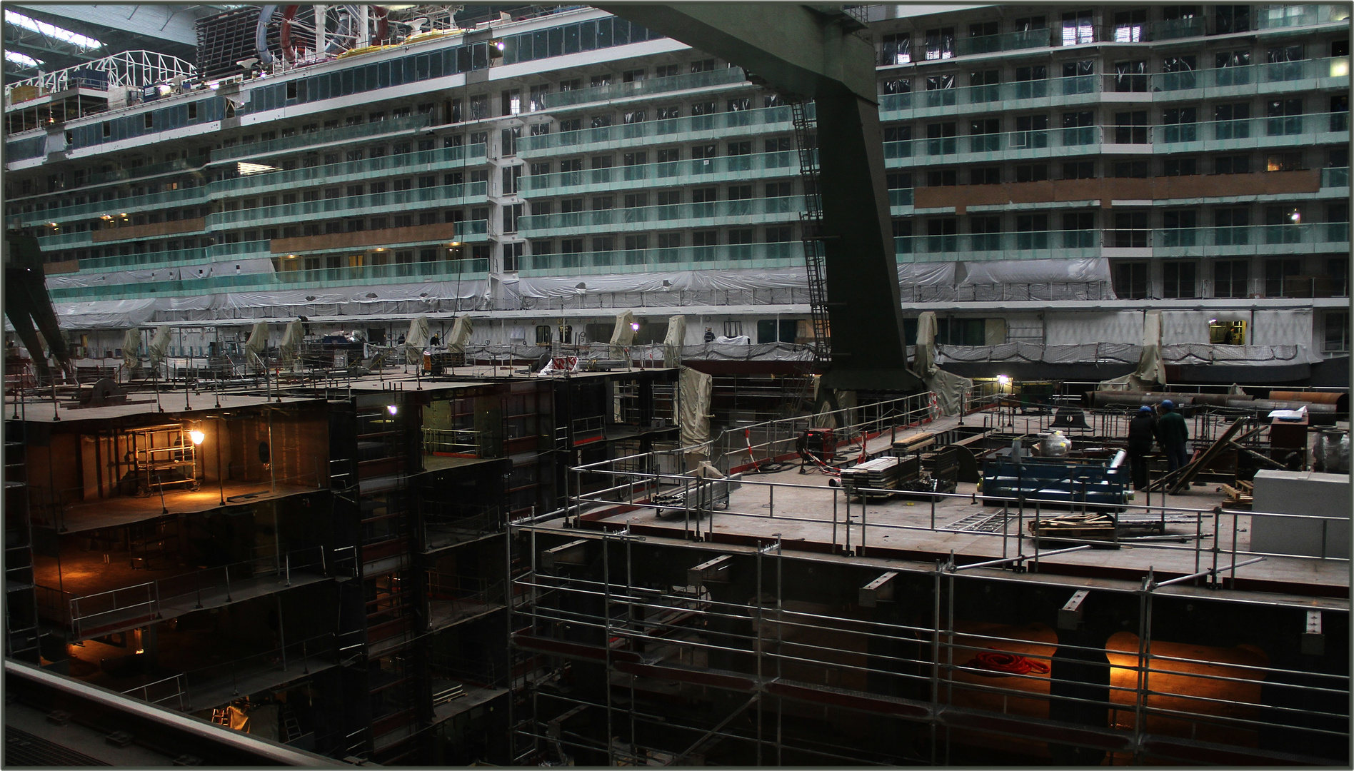 Zwei der Luxusklasse ... in der Meyer Werft