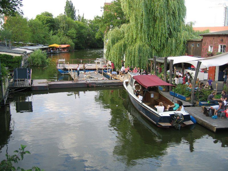 zwei der schönen Bars in Berlin direkt am Wasser