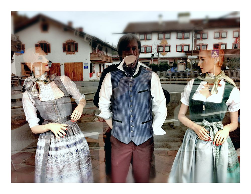 zwei Dirndl Bayern SPIEGELUNG p30-629-colfx +Fotos