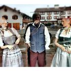 zwei Dirndl Bayern SPIEGELUNG p30-629-colfx +Fotos