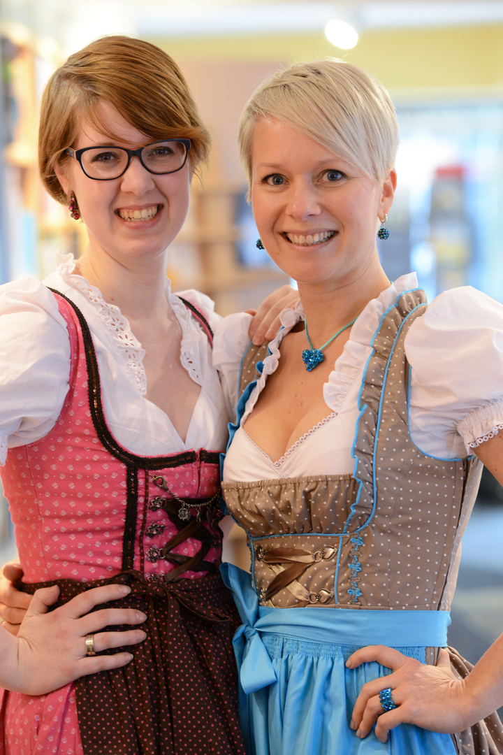 Zwei Dirndl Eine Lebensfreude Foto Bild Fashion Indoor Frauen Bilder Auf Fotocommunity