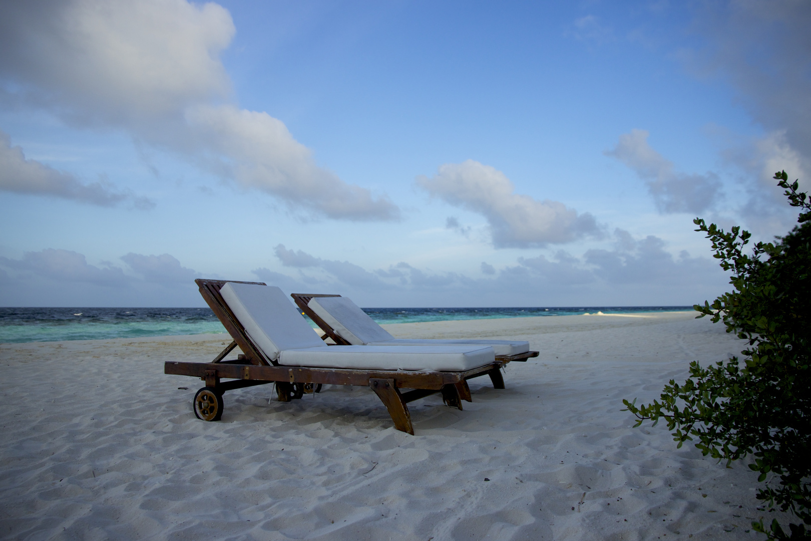 Zwei einsame Liegen am Strand