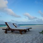 Zwei einsame Liegen am Strand