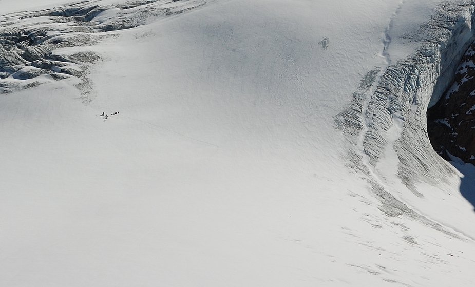 Zwei einsame Skifahrer in österreichs Bergen