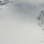 Zwei einsame Skifahrer in österreichs Bergen