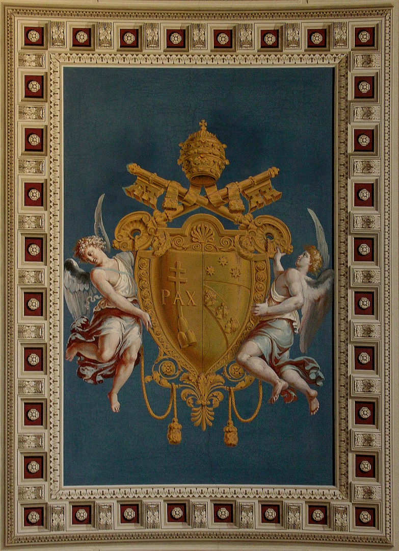 Zwei Engel mit Papst-Wappen