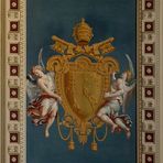 Zwei Engel mit Papst-Wappen