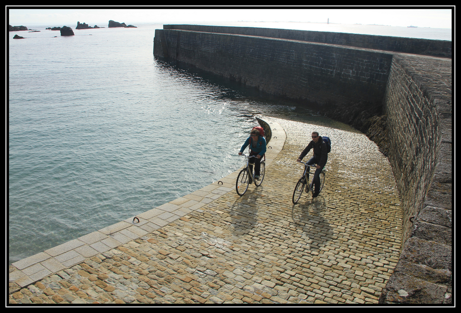 Zwei Fahrradfahrer und das Meer